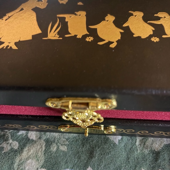 Besame Disney Mary Poppins Makeup Set - Gold and Pink. Limited edition stunning. - Picture 6 of 8